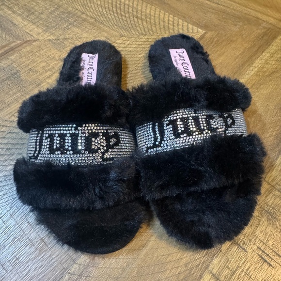 Juicy Couture Shoes - Juicy Couture “Halo” Black Faux Fur Rhinestone Detail Statement Loungewear Sz 6